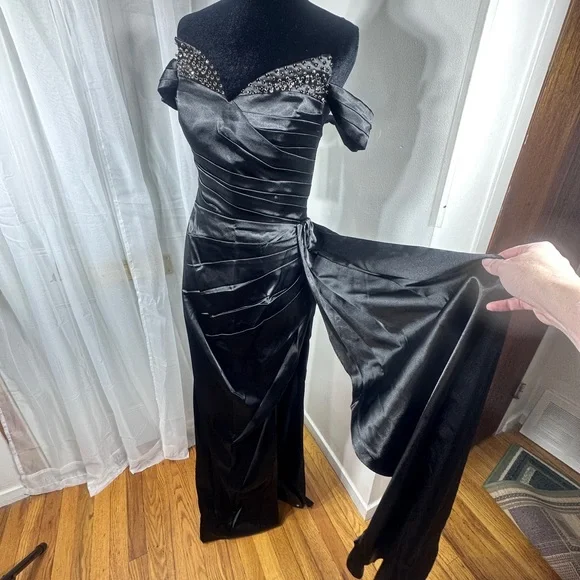 Black off the shoulder Prom Dress - Picture 4 of 9